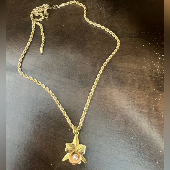 Chaîne avec pendentif orchidée en or 18k pèse 5 grammes neuf 17 pouces - Picture 1 of 4